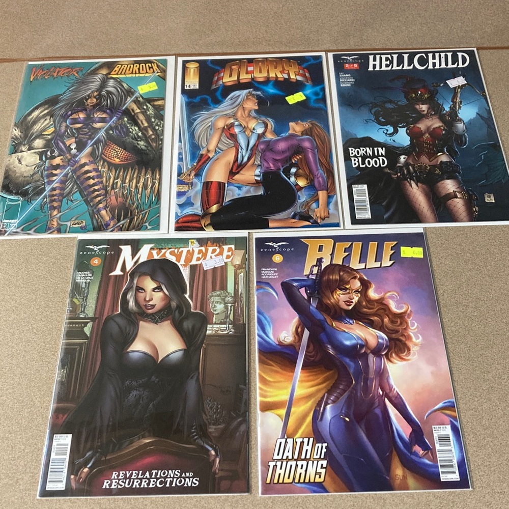 Assorted Women's Superhero Comic Book Lot - Mixed Colors